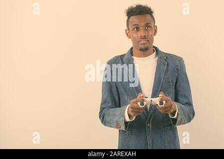 Junge Bartgeier afrikanischen Mann denim Jacket gegen weißen Hintergrund Stockfoto