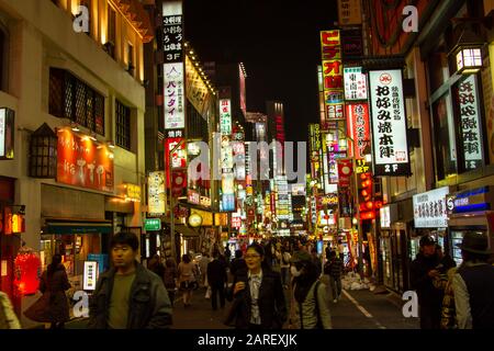 Tokio Akihabara ist das beliebteste Gebiet für Fans von Anime, Mangas und Spielen im Nachtleben der Metropole Tokio auf den Straßen Japans Stockfoto
