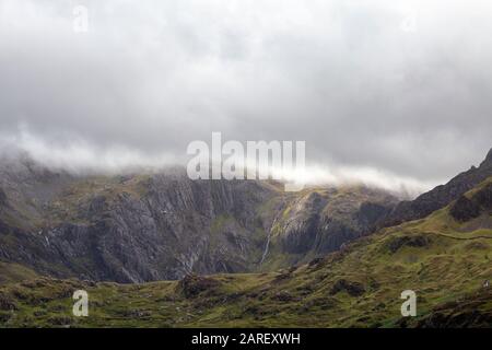 Blick auf das Tal auf einen bewölkten Snowdon Peak im Snowdonia National Park in Wales, Großbritannien. Stockfoto