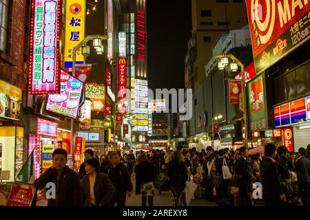 Tokio Akihabara ist das beliebteste Gebiet für Fans von Anime, Mangas und Spielen im Nachtleben der Metropole Tokio auf den Straßen Japans Stockfoto