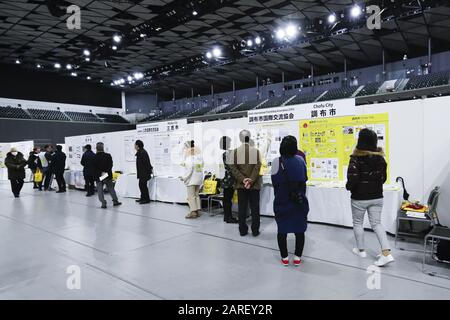 Tokio, Japan. Januar 2020. Ausländische Einwohner nehmen an der Katastrophenvorbereitungsübung 2020 für ausländische Bewohner am Musashino Forest Sports Plaza Teil. Etwa 369 Teilnehmer (einschließlich ausländischer Bewohner und Mitglieder von Botschaften) wurden von der Feuerwehr Tokio mit Hilfe von ehrenamtlichen Dolmetschern in englischer Sprache angewiesen, wie sie sich im Fall einer Erdbebenkatastrophe schützen können. Die eintägige Schulung soll Ausländer anweisen, wie sie in Gefahrensituationen wie dem Fall, dass ein großes Erdbeben die Insel erneut erschütterte, reagieren können, ähnlich wie das große Erdbeben in Ostjapan 2011 Tsunam Stockfoto