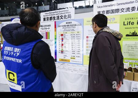 Tokio, Japan. Januar 2020. Ausländische Einwohner nehmen an der Katastrophenvorbereitungsübung 2020 für ausländische Bewohner am Musashino Forest Sports Plaza Teil. Etwa 369 Teilnehmer (einschließlich ausländischer Bewohner und Mitglieder von Botschaften) wurden von der Feuerwehr Tokio mit Hilfe von ehrenamtlichen Dolmetschern in englischer Sprache angewiesen, wie sie sich im Fall einer Erdbebenkatastrophe schützen können. Die eintägige Schulung soll Ausländer anweisen, wie sie in Gefahrensituationen wie dem Fall, dass ein großes Erdbeben die Insel erneut erschütterte, reagieren können, ähnlich wie das große Erdbeben in Ostjapan 2011 Tsunam Stockfoto