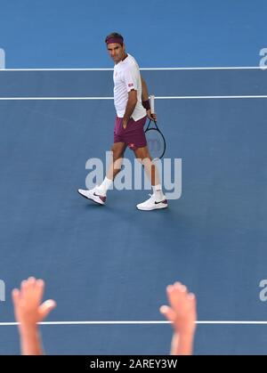 Melbourne, Australien. Januar 2020. Melbourne Park Australian Open Day 9 28/01/20 Fans begrüßen Roger Federer (SUI), nachdem er das epische Viertelfinalmatch in fünf Sätzen gewinnt und sieben Matchpunkte spart, um Tennys Sandgren (USA) Credit zu schlagen: Roger Parker/Alamy Live News Stockfoto