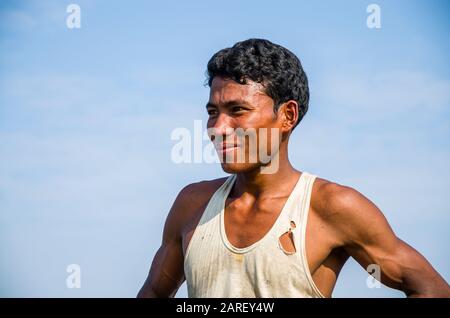 Porträt eines Fischers, der am Fluss Brahmaputra arbeitet Stockfoto