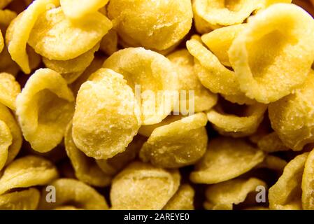 Close-up Orecchiette, Weizen Grieß Nudeln einzeln von Hand in traditioneller Weise in der italienischen Region Bari. Stockfoto