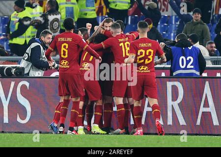 Edin Dzeko von Roma feiert mit seinen Mannschaftskameraden, nachdem er beim Fußballspiel der italienischen Meisterschaft der Serie A zwischen AS Roma und SS Lazio am 26. Januar 2020 im Stadio Olimpico in Rom, Italien - Foto Federico Proietti/ESPA-Images mit 1:0 geschossen hatte Stockfoto