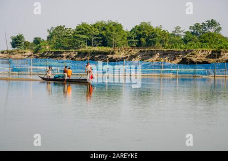 Fischer auf Boot am Fluss Brahmaputra Stockfoto