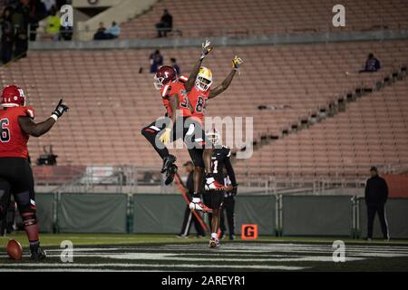 Nationalmannschaft, die Jason Huntley (32) vom Staat New Mexico und Wide Receiver Marquez Callaway aus Tennessee zurückführt, feiern einen Touchdown während des NFLPA Collegiate Bowl gegen die amerikanische Mannschaft, Samstag, 18. Januar 2020 im Rose Bowl in Pasadena, Kalifornien. (Foto von IOS/ESPA-Images) Stockfoto