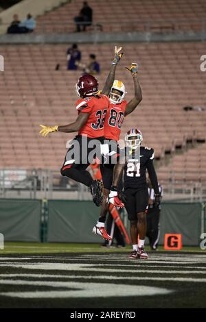 Nationalmannschaft, die Jason Huntley (32) vom Staat New Mexico und Wide Receiver Marquez Callaway aus Tennessee zurückführt, feiern einen Touchdown während des NFLPA Collegiate Bowl gegen die amerikanische Mannschaft, Samstag, 18. Januar 2020 im Rose Bowl in Pasadena, Kalifornien. (Foto von IOS/ESPA-Images) Stockfoto