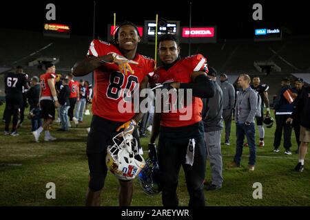 Nationalmannschafts-Wide-Receiver Marquez Callaway (80) aus Tennessee und Safety Jovante Moffatt (27) vom Middle Tennessee State posieren für ein Foto, nachdem sie am 18. Januar 2020 im NFLPA Collegiate Bowl in Pasadena, Kalifornien gespielt haben. (Foto von IOS/ESPA-Images) Stockfoto