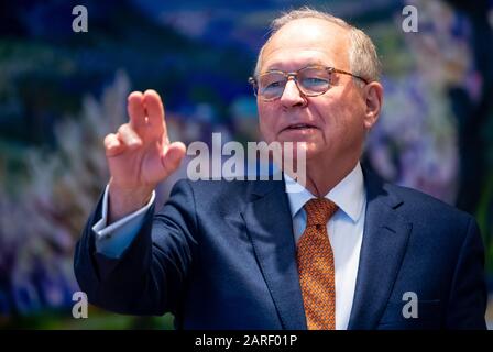 München, Deutschland. Januar 2020. Wolfgang Ischinger, Leiter der Münchner Sicherheitskonferenz, betritt vor Beginn einer Sitzung des bayerischen Kabinetts den Konferenzraum. Auf Einladung Russlands fliegen Präsident Putin, Söder und Ischinger am 28.01.2020 nach Moskau. Credit: Sven Hoppe / dpa / Alamy Live News Stockfoto