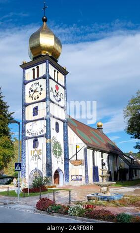 St.-Barbara-Kirche, (St.Barbara-Kirche) Bärnbach, Österreich. Vom Architekten Friedensreich Hundertwasser neu entworfen. Stockfoto