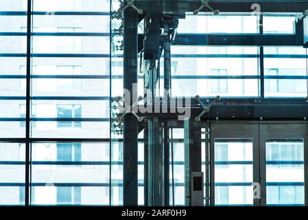 Glasaufzug, Geschäftsmann mit modernem Glasaufzug in die oberen Etagen, hohes Gebäude, Büro- und Einkaufszentrum und Hotel, Transport Stockfoto