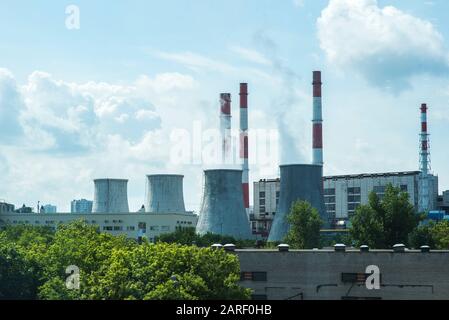 Chemische Fabrik mit Rauch stack. Austritt von Rauch aus factory Rohre. Ökologie und Umweltschutz Probleme, Luftverschmutzung Stockfoto