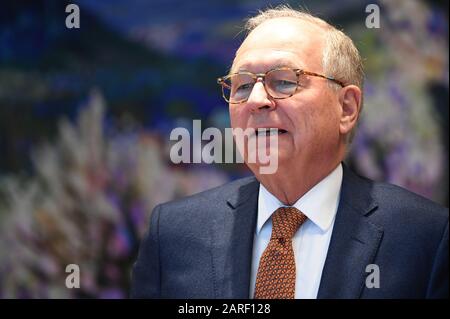 München, Deutschland. Januar 2020. Wolfgang Ischinger, Leiter der Münchner Sicherheitskonferenz, betritt vor Beginn einer Sitzung des bayerischen Kabinetts den Konferenzraum. Auf Einladung Russlands fliegen Präsident Putin, Söder und Ischinger am 28.01.2020 nach Moskau. Credit: Sven Hoppe / dpa / Alamy Live News Stockfoto