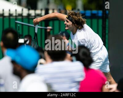 Melbourne, Australien. Januar 2020. Tennis: Grand Slam, Australian Open. Alexander Zverev trainiert seinen Schaufelschlag. Credit: Frank Molter / dpa / Alamy Live News Stockfoto