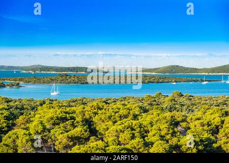 Kroatien, wunderschönes adriatisches Meerparadies, Inselgruppe auf der Insel Dugi Otok in Kroatien, Luftseescape, in der blauen Bucht verankerte Jachten Stockfoto