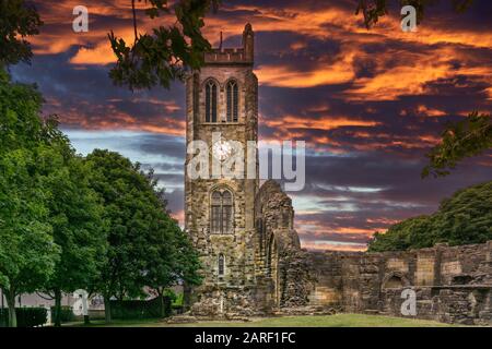 Die antiken Ruinen von Kilwinning Abtei und der alte Glockenturm, der über die Abtei steht. Stockfoto