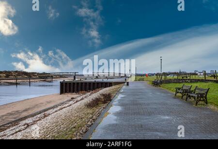 Irvine Harbour und die alte Museumsbrücke verderben jetzt, North Ayrshire Scotland an einem hellen, aber kalten Januartag zu Beginn des Jahres Stockfoto