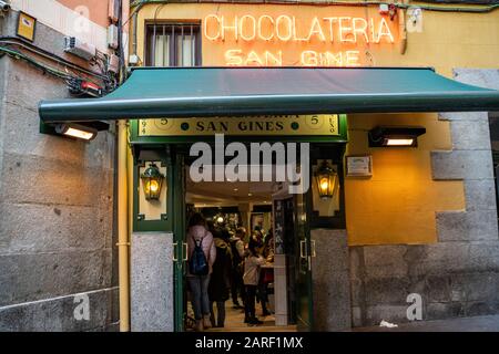 Madrid, Spanien - 25. Januar 2020: Berühmter Chocolatería San Ginés, der Schokochurros in Pasadizo de San Gines verkauft. Stockfoto