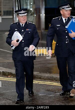 Kommissar der Metropolitan Police Sir Ian Blair mit dem stellvertretenden kommissar Paul Stephenson auf einer öffentlichen Sitzung der Metropolitan Police Authority in London im November 2007, um die Themen unter dem leitenden Management innerhalb der Truppe zu diskutieren. Stockfoto