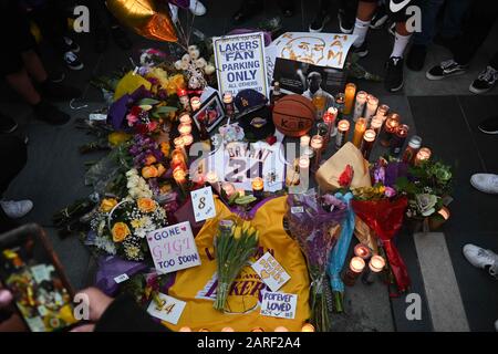 Eine Gedenkstätte für Kobe Bryant in der Nähe von Staples Center, Sonntag, 26. Januar 2020, in Los Angeles. Bryant, der 18-malige NBA All-Star, der fünf Meisterschaften gewann und während einer 20-jährigen Karriere bei den Los Angeles Lakers einer der größten Basketballspieler seiner Generation wurde, starb an einem Hubschrauberabsturz am Sonntag. (Foto von IOS/ESPA-Images) Stockfoto