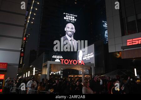 Eine Gedenkstätte für Kobe Bryant in der Nähe von Staples Center, Sonntag, 26. Januar 2020, in Los Angeles. Bryant, der 18-malige NBA All-Star, der fünf Meisterschaften gewann und während einer 20-jährigen Karriere bei den Los Angeles Lakers einer der größten Basketballspieler seiner Generation wurde, starb an einem Hubschrauberabsturz am Sonntag. (Foto von IOS/ESPA-Images) Stockfoto