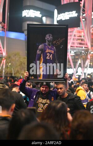 Eine Gedenkstätte für Kobe Bryant in der Nähe von Staples Center, Sonntag, 26. Januar 2020, in Los Angeles. Bryant, der 18-malige NBA All-Star, der fünf Meisterschaften gewann und während einer 20-jährigen Karriere bei den Los Angeles Lakers einer der größten Basketballspieler seiner Generation wurde, starb an einem Hubschrauberabsturz am Sonntag. (Foto von IOS/ESPA-Images) Stockfoto