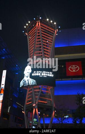 Eine Gedenkstätte für Kobe Bryant in der Nähe von Staples Center, Sonntag, 26. Januar 2020, in Los Angeles. Bryant, der 18-malige NBA All-Star, der fünf Meisterschaften gewann und während einer 20-jährigen Karriere bei den Los Angeles Lakers einer der größten Basketballspieler seiner Generation wurde, starb an einem Hubschrauberabsturz am Sonntag. (Foto von IOS/ESPA-Images) Stockfoto