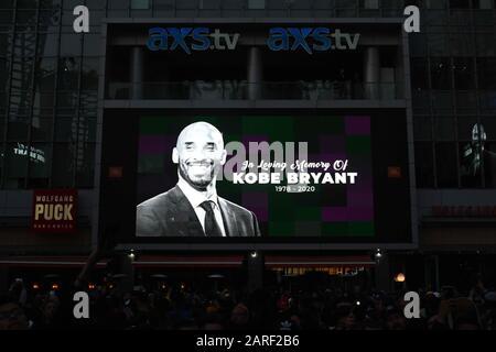 Eine Gedenkstätte für Kobe Bryant in der Nähe von Staples Center, Sonntag, 26. Januar 2020, in Los Angeles. Bryant, der 18-malige NBA All-Star, der fünf Meisterschaften gewann und während einer 20-jährigen Karriere bei den Los Angeles Lakers einer der größten Basketballspieler seiner Generation wurde, starb an einem Hubschrauberabsturz am Sonntag. (Foto von IOS/ESPA-Images) Stockfoto