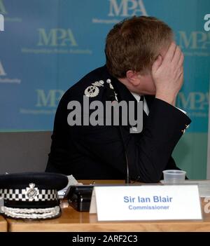 Kommissar der Metropolitan Police Sir Ian Blair auf einer öffentlichen Sitzung der Metropolitan Police Authority in London im November 2007, um die Themen unter der obersten Führungsebene innerhalb der Truppe zu diskutieren. Stockfoto