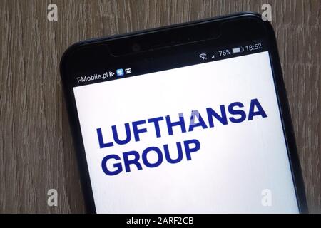 Das Logo des Lufthansa Konzerns wird auf einem modernen Smartphone angezeigt Stockfoto