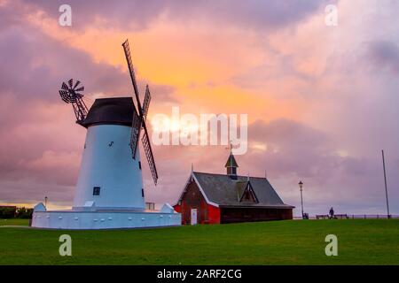 Lytham Saint Annes, Lancashire. Januar 2020. Wetter in Großbritannien. Die subtilen Farben der Morgendämmerung beim Sonnenaufgang des Nordwestküstenorts. Schnell bewegte Cumulonimbuswolken entlang einer Kaltfront schielen die Ankunft starker Winde und Hagelschauer. Lytham Windmill liegt am Lytham Green in der Küstenstadt Lytham St Annes, Lancashire, England. Sie ist eine Turmmühle und wurde zum Mahlen von Weizen und Hafer zur Herstellung von Mehl oder Kleie entwickelt. Kredit: MWI/AlamyLiveNews Stockfoto