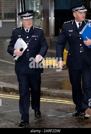 Kommissar der Metropolitan Police Sir Ian Blair mit dem stellvertretenden kommissar Paul Stephenson auf einer öffentlichen Sitzung der Metropolitan Police Authority in London im November 2007, um die Themen unter dem leitenden Management innerhalb der Truppe zu diskutieren. Stockfoto