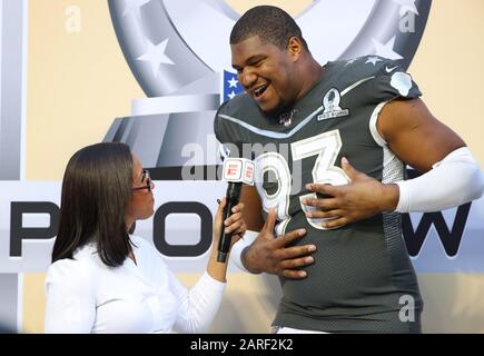 AFC Defensive End Calais Campbell von den Jacksonville Jaguars wird zum defensiven Spieler des Spiels ernannt und spricht mit ESPN Sideline Reporterin Lisa Salters, die während des Pro Bowl, Sonntag, 26. Januar 2020, im Camping World Stadium in Orlando, Florida. (Foto von IOS/ESPA-Images) Stockfoto