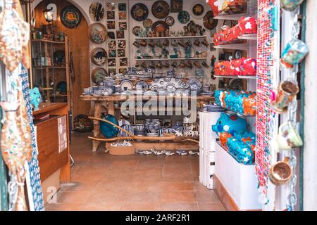 Obidos, Portugal - 19. Januar 2020: Suche nach einem typischen Souvenirladen in der Touristenstadt Obidos, gefüllt mit Souvinern und Handwerkskunst Stockfoto