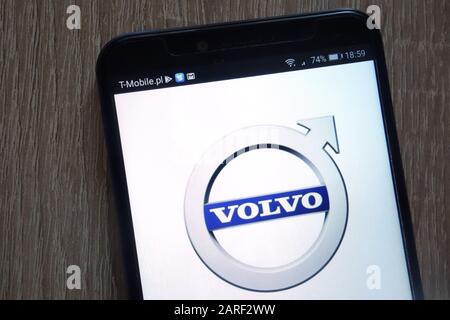 Das Volvo-Logo wird auf einem modernen Smartphone angezeigt Stockfoto