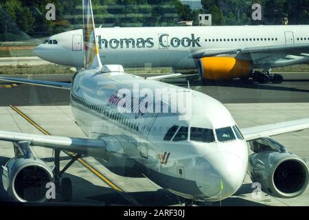 Thomas Cook-Flugzeug auf der Landebahn, Flughafen Palma de Mallorca Spanien Stockfoto