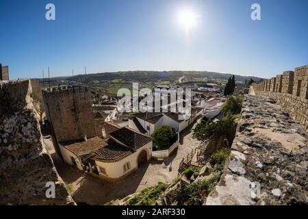 Blick auf Obidos Portugal vom Schloss Obidos, mit Fischaugenobjektiv aufgenommen. Sonne auf Foto Stockfoto