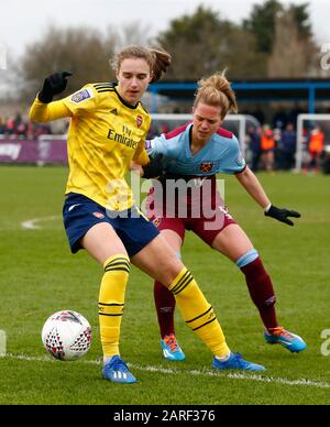 Dagenham, ENGLAND - 29. JANUAR: L-R Vivianne Miedema von Arsenal hält von Katharina Baunach von West Ham United WFC während Des Vierten Runden Matches Des Fa Cup Der Frauen zwischen West Ham United Women und Arsenal im Rush Green Stadium am 27. Januar 2020 in Dagenham, England7 (Foto von AFS/Espa-Images) Stockfoto