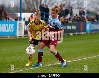 Dagenham, ENGLAND - 27. JANUAR: L-R Leonie Maier von Arsenal und Esmee de Graaf von West Ham United WFC während Des Vierten Runden Matches Im Fa Cup Der Frauen zwischen West Ham United Women und Arsenal im Rush Green Stadium am 27. Januar 2020 in Dagenham, England7 (Foto von AFS/Espa-Images) Stockfoto