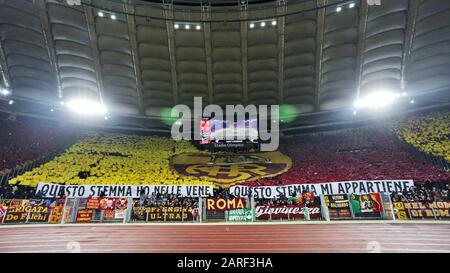 Roma-Anhänger beim italienischen Champions-Serie-A-Fußballspiel zwischen AS Roma und SS Lazio am 26. Januar 2020 im Stadio Olimpico in Rom, Italien - Foto Federico Proietti/ESPA-Images Stockfoto