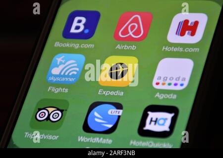 Nahansicht verschiedener Online-Reisebüros, App-Symbol, Logo auf einem Smartphone, Booking.com, Airbnb, Hotels.com, Agoda, TripAdvisor Stockfoto