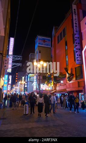 Osaka, JAPAN - 13. OKTOBER 2019: Die nächtliche Aussicht auf Menschen, die die Straße Dotonbori mit Neonlicht, extravaganter Beschilderung und der enormen heruntergehen Stockfoto