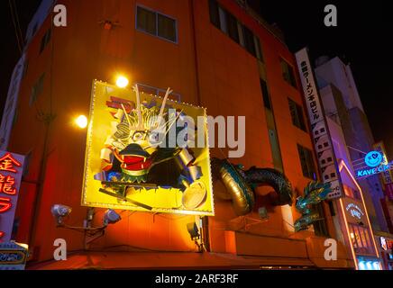 Osaka, JAPAN - 13. OKTOBER 2019: Der Blick auf das berühmte gigantische Drachenschild an der Wand von Kinryu Ramen Honten auf der Dotonbori-Straße in der Nacht. Stockfoto