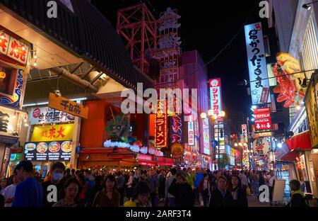 Osaka, JAPAN - 13. OKTOBER 2019: Nachtansicht von Dotonbori voller Menschen in der Straße mit seinen berühmten Bars und Restauratoren mit Riesenkrabben (Ka Stockfoto