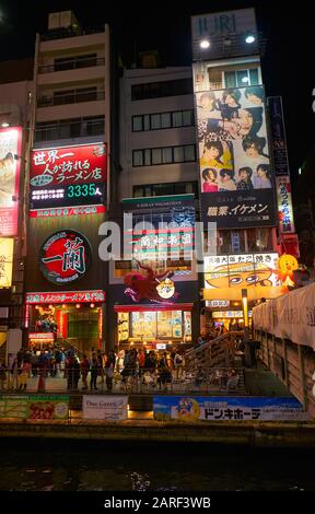 Osaka, JAPAN - 13. OKTOBER 2019: Die bunte Reihe von Neon-Schildern über der Promenade entlang des Dotonbori-Kanals. Osaka. Japan Stockfoto