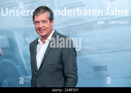 Peter PRANGE (Autor des Romans), Halblanges Porträt, Fotocall des Fernsehfilms in drei Teilen "Unsere wunderbaren Jahre", ARD, am 27. Januar 2020 in Hamburg/Deutschland. â Nutzung weltweit Stockfoto