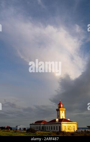 Negativer Blick auf die Landschaft und den Himmel auf den Leuchtturm von Alfanzina, in der Nähe der Stadt Carvoeiro Portugal in der Algarve Stockfoto