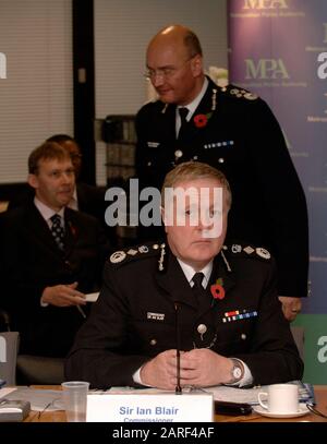 Der Kommissar der Metropolitan Police Sir Ian Blair und der stellvertretende kommissar Paul Stephenson anlässlich einer öffentlichen Sitzung der Metropolitan Police Authority in London im Jahr 2007 nach ihrem privaten Treffen, um einen Streit innerhalb der obersten Führungsebene der Truppe zu diskutieren. Stockfoto